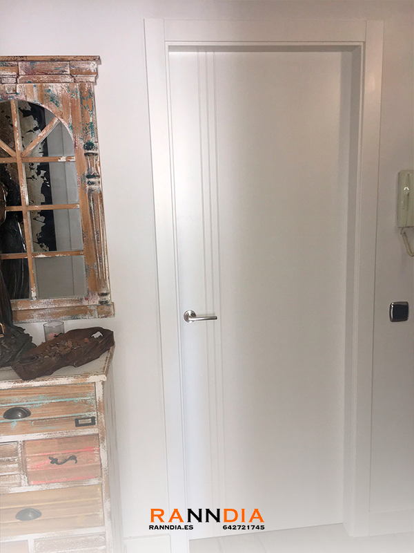 Puerta de interior modelo 13 en Carpinteros Torremolinos
