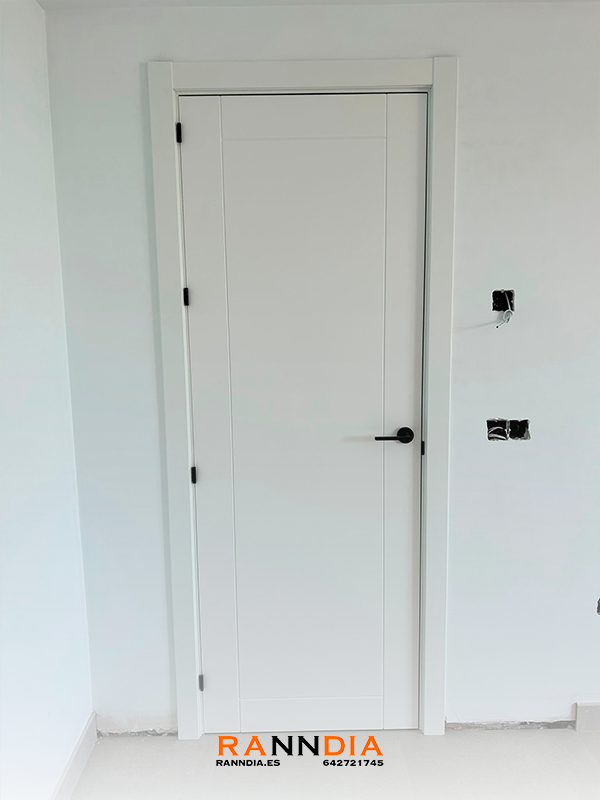 Puerta de interior modelo 8 en Carpinteros Torremolinos