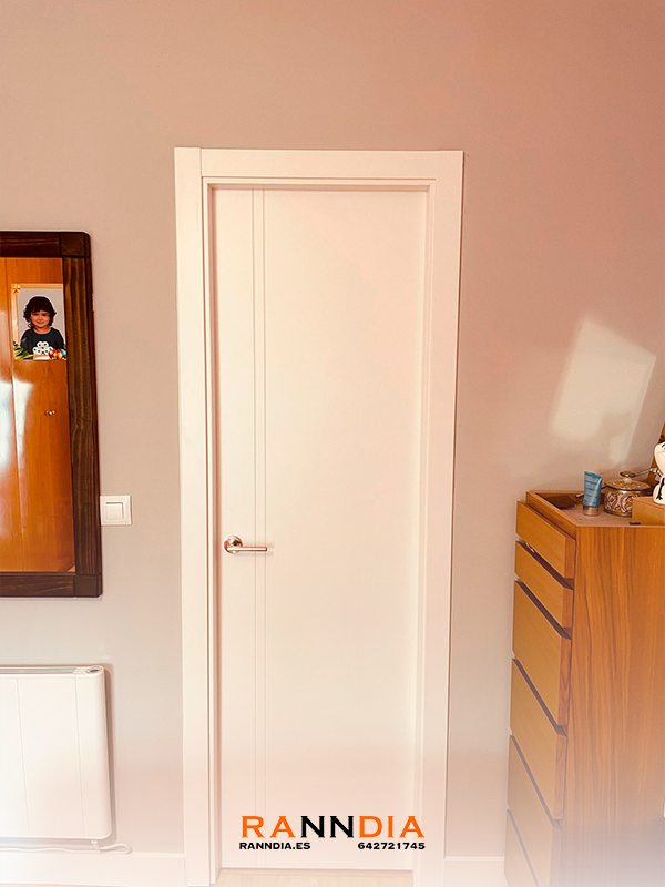 Puerta de interior modelo 9 en Carpinteros Torremolinos